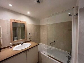 Dusj, hårføner og håndklær