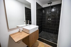 Haartrockner, Handtücher, Seife, Toilettenpapier