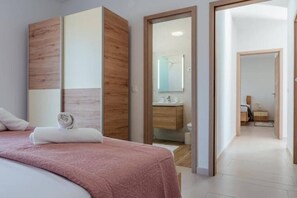 3 bedrooms, bed sheets