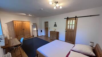 1 soveværelse, skrivebord, strygejern/strygebræt, weekendseng