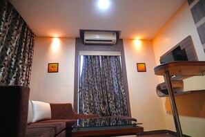 Suite Room | Wohnbereich | 144-Zoll-Flachbildfernseher mit Kabelempfang