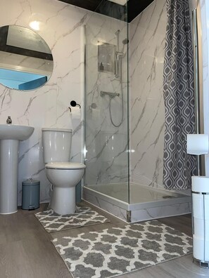 Doccia, asciugacapelli, asciugamani, sapone