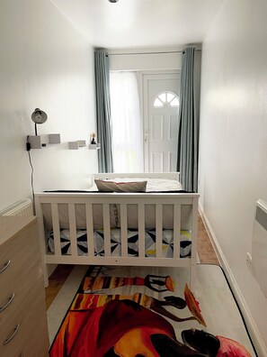 2 quartos, ferros/tábuas de passar roupa, Wi-Fi, roupa de cama
