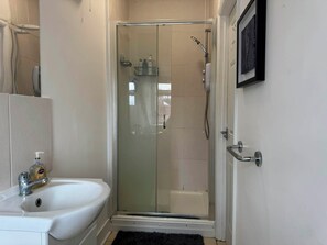 Bruser, hårtørrer, håndklæder, Sæbe