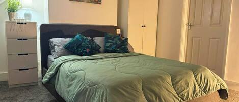 1 bedroom, desk, iron/ironing board, WiFi