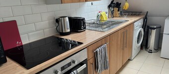 A Cozy City Hideaway – 5 Mins to Town & Station!