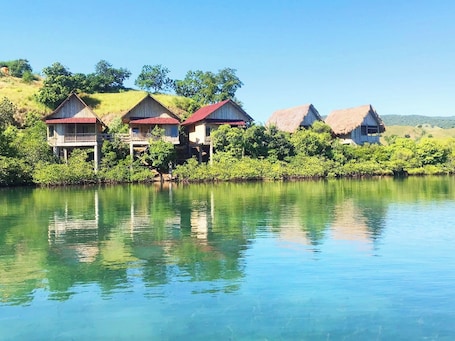 Exterior. Loca Lobo Lodges Riung