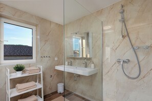 Dusche, Haartrockner, Handtücher, Toilettenpapier