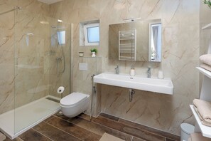 Dusche, Haartrockner, Handtücher, Toilettenpapier