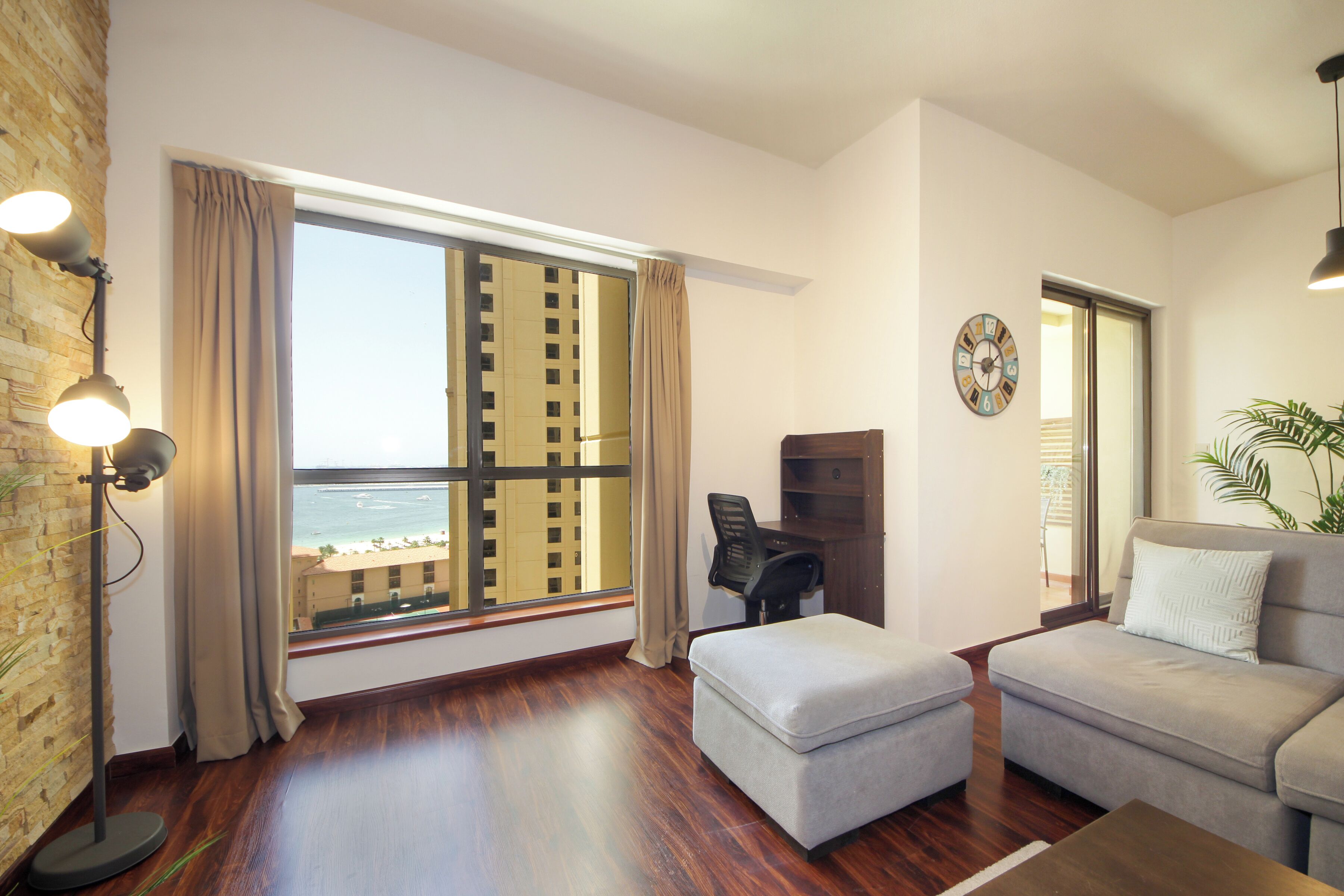 Apartment, eingeschränkter Meerblick | Wohnbereich | 42-Zoll-LED-Fernseher mit Digitalempfang, Streaming-Dienste