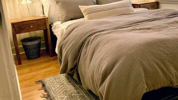 2 bedrooms, desk, iron/ironing board, travel crib