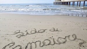 A beach with footprints spelling out "Sundae Camaroon" in the sand. - 3 bedroom lovely home in Pietrasanta (Pietrasanta)