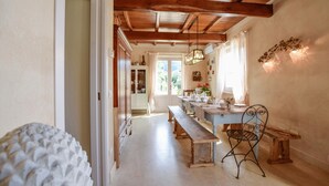 A cozy dining area with wooden furniture, a bench, and a table set for a meal. - 3 bedroom lovely home in Pietrasanta (Pietrasanta)