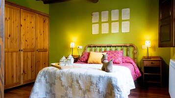 2 makuuhuonetta, työpöytä, Wi-Fi, vuodevaatteet