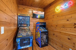 Game room - Close to Town, Hot Tub, Game Room, Resort Pool + Free Attractions (Gatlinburg)