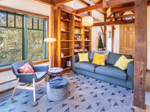 Smart TV, chimenea y libros 