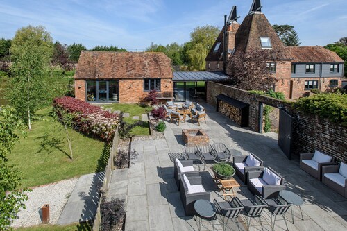 The Vineyard Oast & Barn  - Sleep 25 - Private Pool - Boating Lake 
