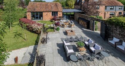The Vineyard Oast & Barn - Sleep 25 - Private Pool - Boating Lake