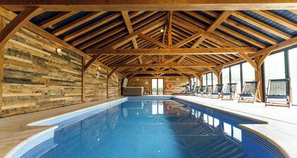 The Vineyard Oast & Barn - Sleep 25 - Private Pool - Boating Lake