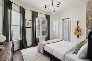 6 bedrooms, iron/ironing board, WiFi, bed sheets - Lakefront Manor MKE - Spacious for groups and steps from beach and downtown  (Milwaukee)