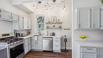 Een koelkast, een magnetron, een oven, een kookplaat