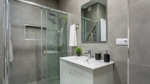 Chuveiro, toalhas de banho