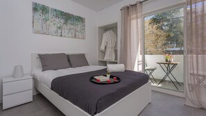 1 bedroom, travel cot, WiFi, bed sheets