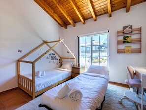 4 dormitorios, tabla de planchar con plancha, cuna de viaje y wifi