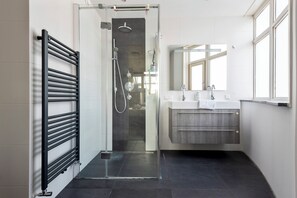 Shower, hair dryer, towels - Spacious and luxurious first flloor apartment with balcony- Kaag  (18) (Warmond)