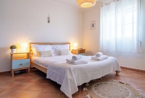 1 bedroom, travel cot, WiFi, bed sheets