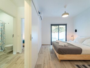 2 عدّة غرف نوم ومكواة/لوح كي وسرير سفر وواي فاي