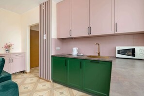 Køleskab, mikrobølgeovn, kogeplade, kaffe-/temaskine