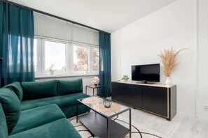 TV - Woronicza | Bright Apartment | Smart TV | 180 m to the train station (Lódz)