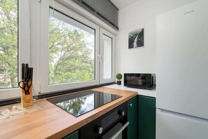 Fridge, microwave, oven, stovetop - Woronicza | Bright Apartment | Smart TV | 180 m to the train station (Lódz)