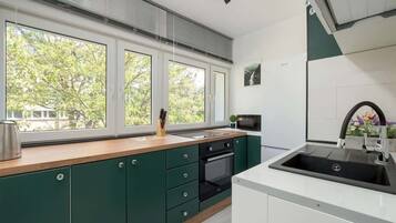 Een koelkast, een microgolfoven, een oven, een kookplaat