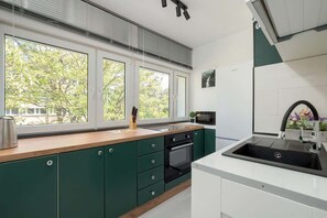 Kühlschrank, Mikrowelle, Ofen, Herdplatte