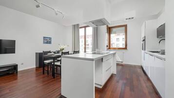 Réfrigérateur, four à micro-ondes, un four, surface de cuisson