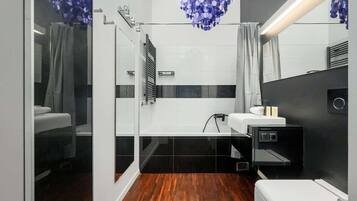 Chuveiro, secador de cabelo, shampoo
