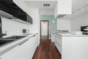 Réfrigérateur, four à micro-ondes, un four, surface de cuisson