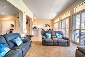 Televisio, takka, DVD-soitin, työhuone