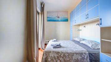 2 camere, una scrivania, ferro/asse da stiro, culla da viaggio