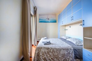 2 chambres, bureau, fer et planche à repasser, lit parapluie