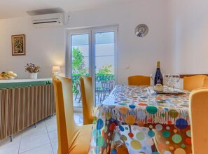 Huoneisto (Three Bedroom Apartment with Sea View) | Ruokasali