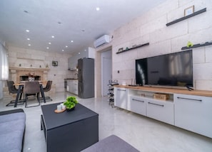 Hus (Two Bedroom Holiday Home with Pool) | Vardagsrum | 32-tums platt-tv med digitalkanaler