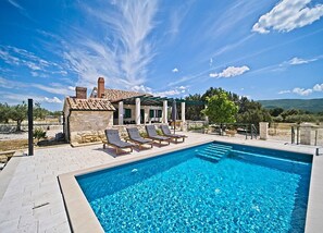 House (Two Bedroom Holiday Home with Pool) | Outdoor pool | Seasonal outdoor pool, pool umbrellas, pool loungers - Holiday Home Bračuta (Pucisca)