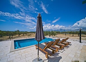 Hus (Two Bedroom Holiday Home with Pool) | Utendørsbasseng | Sesongbasert utendørsbasseng, bassengparasoller og solsenger
