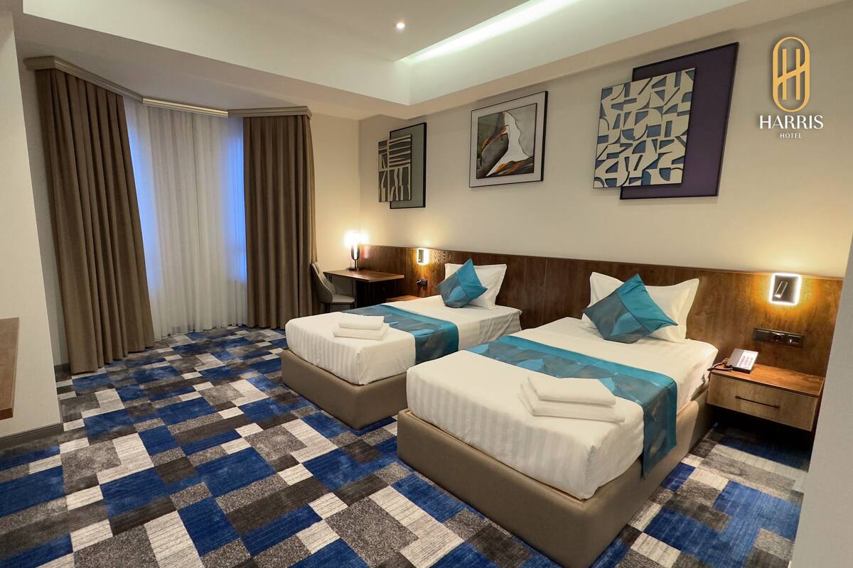 Habitación Deluxe con 2 camas individuales | Escritorio, espacio para trabajar con laptop y insonorización