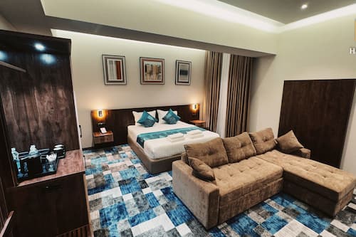 Luxury Suite | Desk, laptop workspace, soundproofing, free WiFi