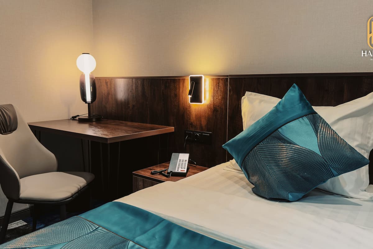 1 habitación, escritorio y espacio para trabajar con laptop