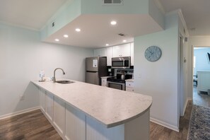 Fridge, microwave, oven, stovetop - 24 The Cottages: 3 Bedroom Cottage in Shipyard. Free Bikes, Beach Pass, Pool (Hilton Head Island)